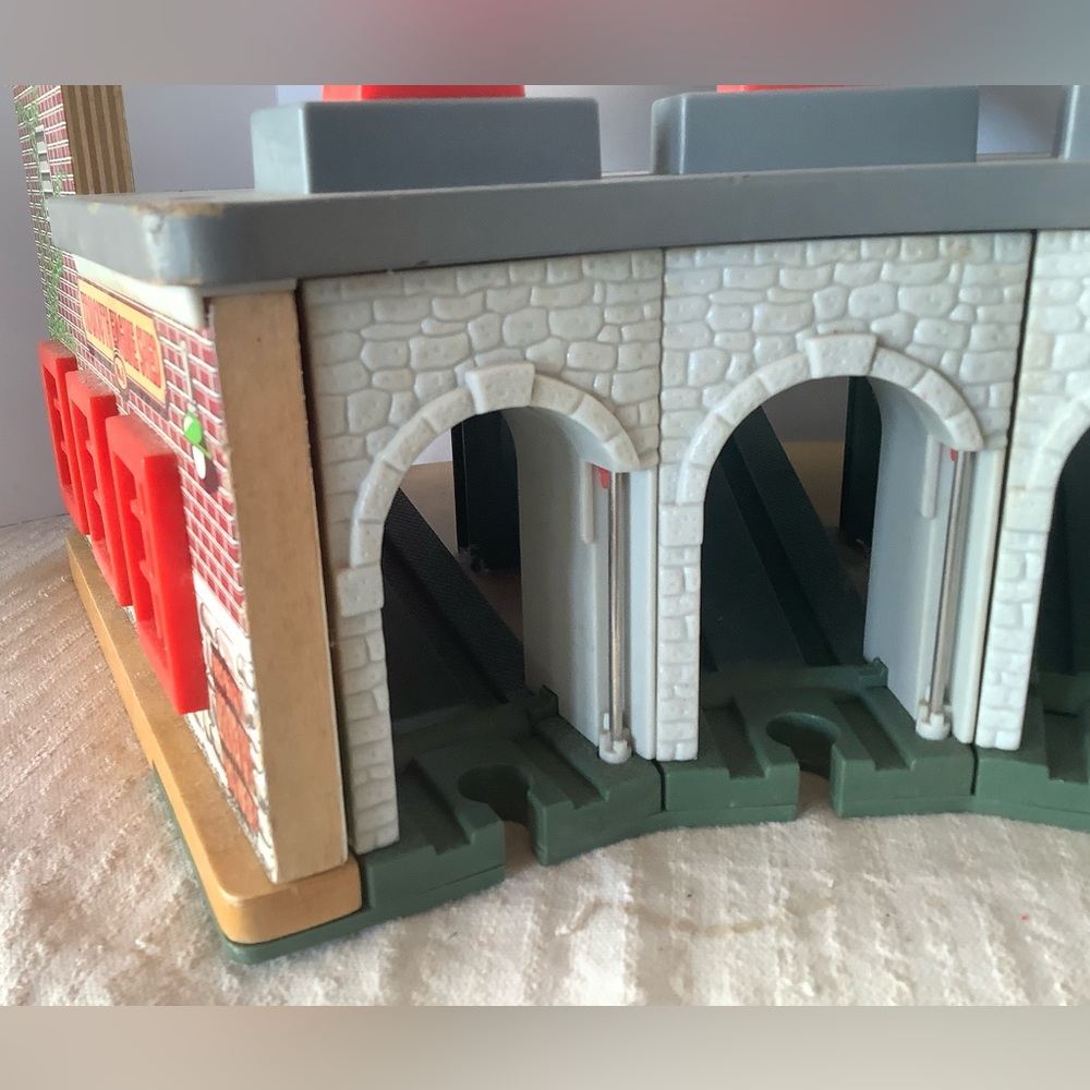 Thomas Tidmouth Engine Shed. Bundle with Trains shown that r in separate listing - Picture 15 of 15